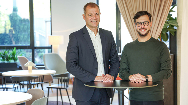 Moritz Gräter vom IPAI begrüßt Vorstandschef Joachim Ley von Ziehl-Abegg. (Fotohinweis: Ziehl-Abegg / Ufuk Arslan)